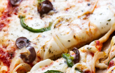 LCHF cvetačna pica s papriko in olivami